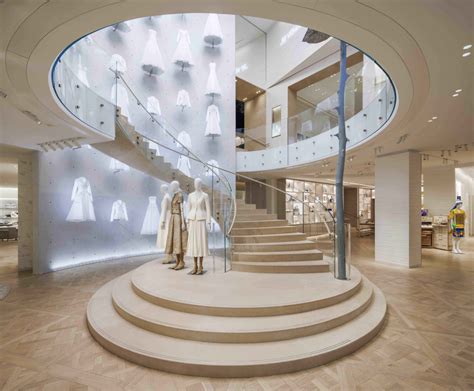 dior museum montaigne.